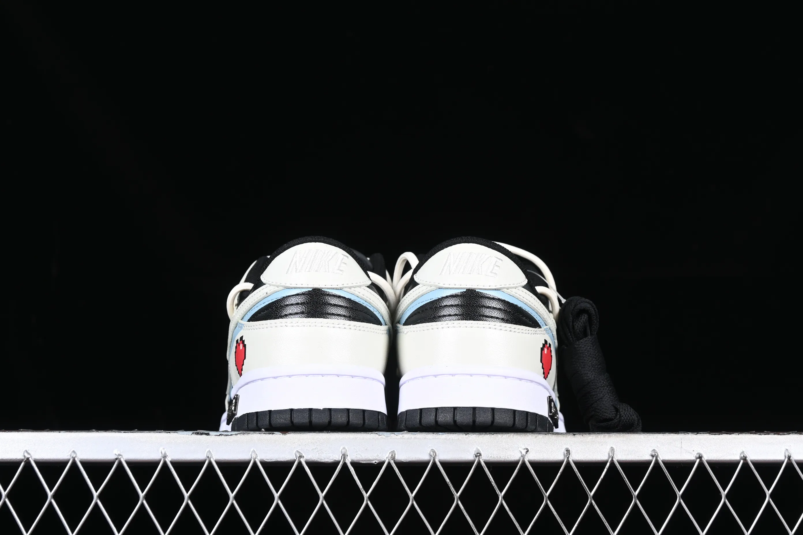 All Categories Nk SB Dunk Series Nk SB Dunk Low Low-top sneakers Customized large box Nk Dunk Low Panda Prank-Reverse Love SB strap low-top casual sneakers CW1590-100